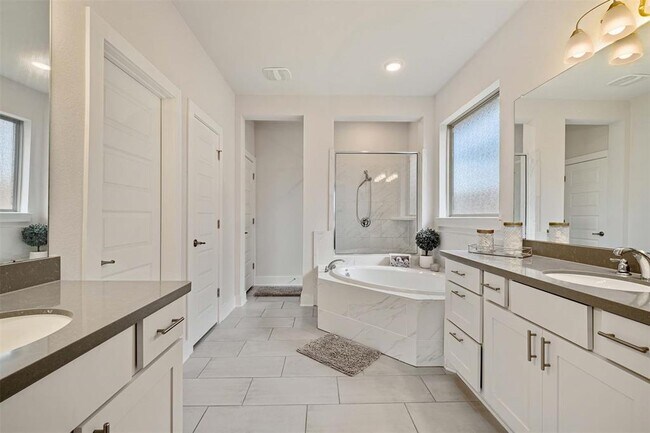 Building Photo - 7600 Hillock Terrace