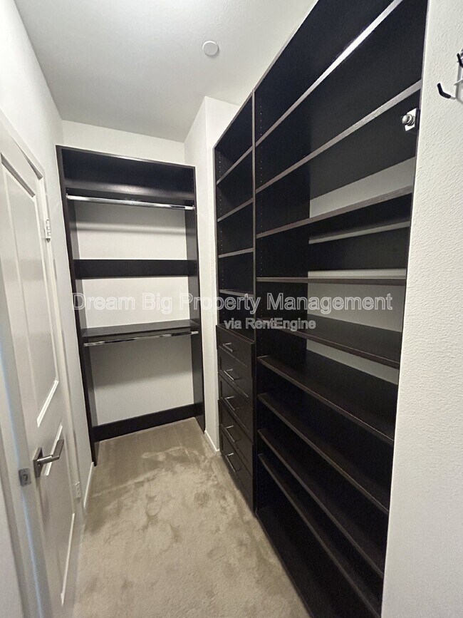 Building Photo - 609 Savi Dr