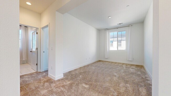 Building Photo - Bright & Beautiful 4 Bedroom 3 Full Bathroom Home!