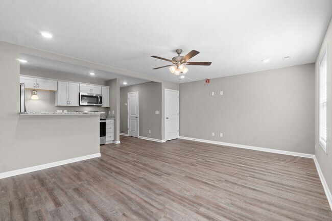 Building Photo - Two Bedroom with Garage on Exit 11!