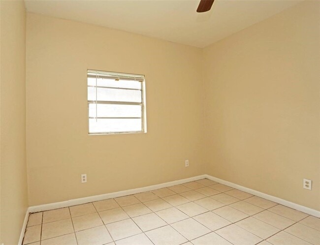 Building Photo - 2460 W Shane St