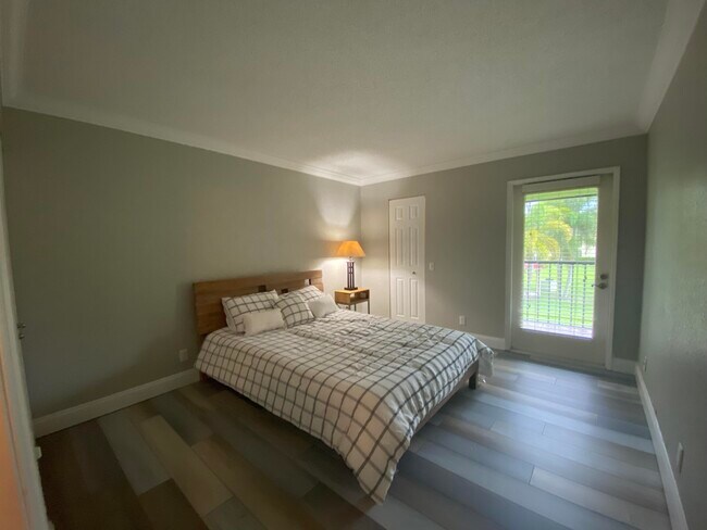 Building Photo - 711 Forest Club Dr