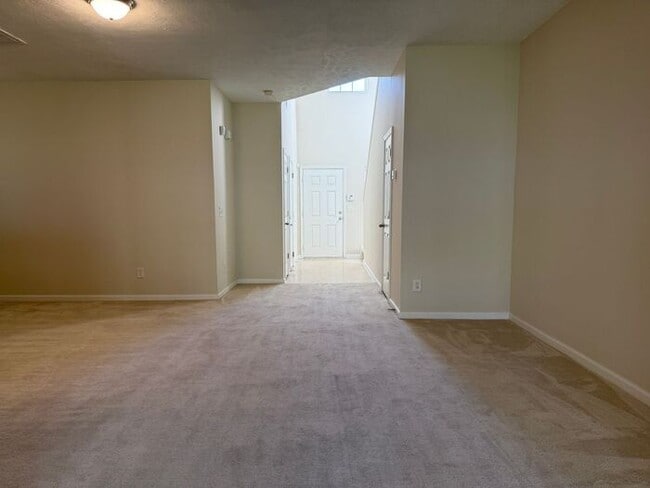 Building Photo - Brentwood - SPACIOUS 3 Bedroom Townhome in Beautiful Neighborhood