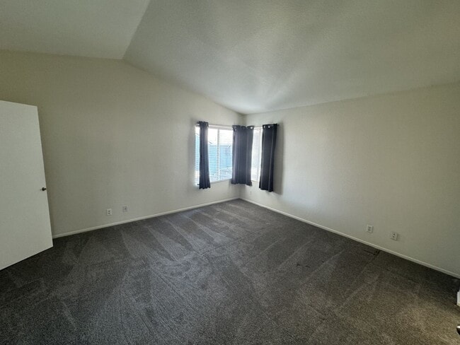 Building Photo - 4 bed 3 full bath house with 3 car attache...
