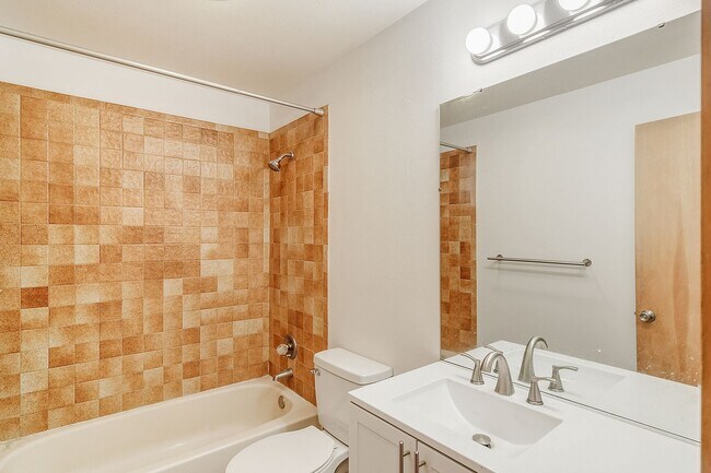 Building Photo - Wilderness One Bedroom Available 7/7!  Close to hiking trails and great amenities.  Amazing SUN!