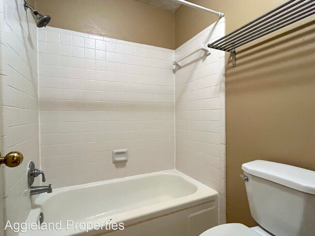 Building Photo - 1 br, 1 bath House - 1901 Holleman Drive W...