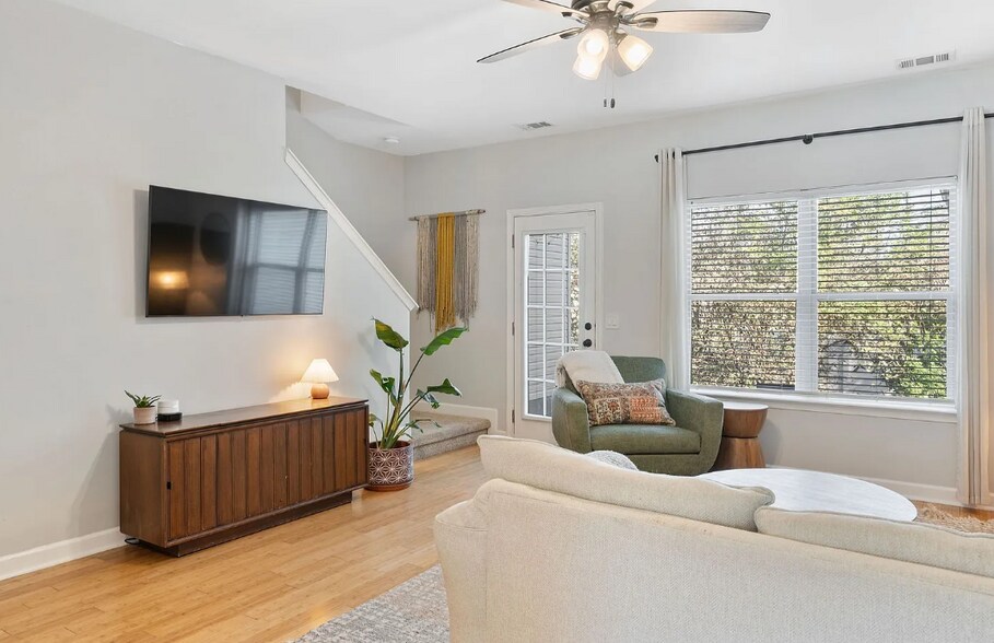 Building Photo - 5433 Perlou Ln