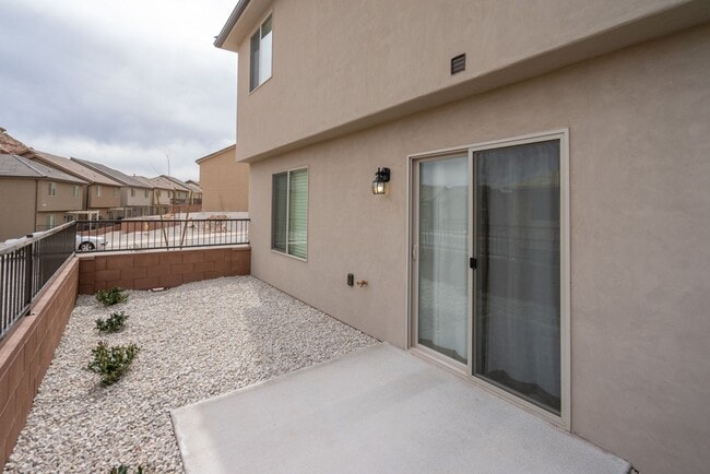 Building Photo - Desert Canyons End Unit – 4-Bedroom, 2.5-B...