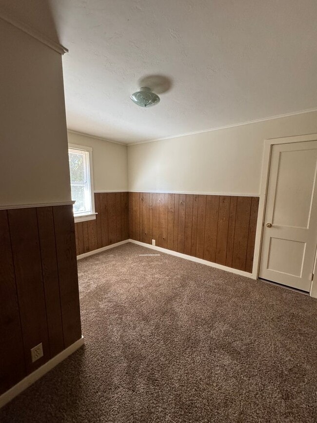 Building Photo - 3 Bedroom home SE Roseburg home