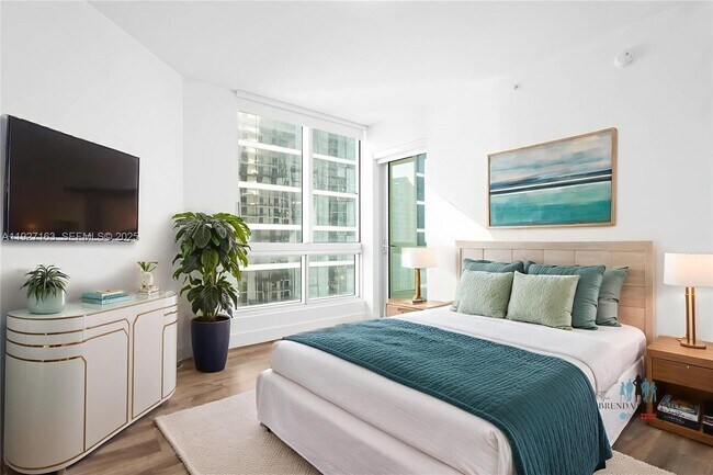 Building Photo - 300 S Biscayne Blvd