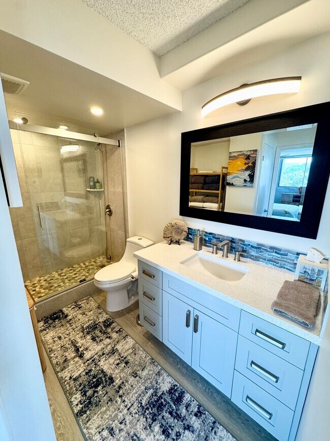 Building Photo - Renovated 1 bedroom with 1 parking at Roya...