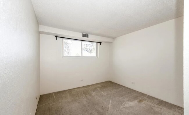 Building Photo - 2325 S Linden Ct