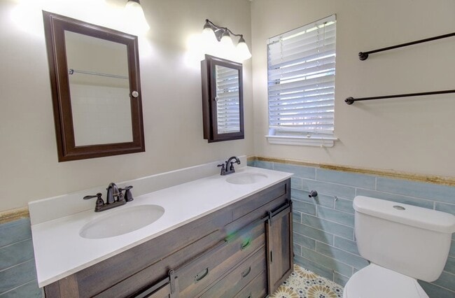 Building Photo - 809 Barrington Dr