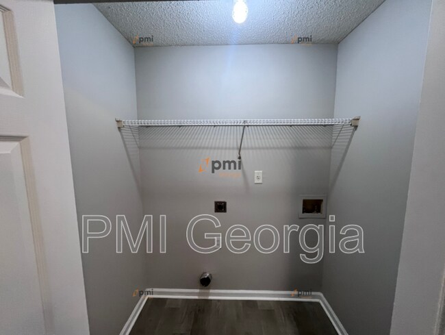Building Photo - 6256 Serena Cv
