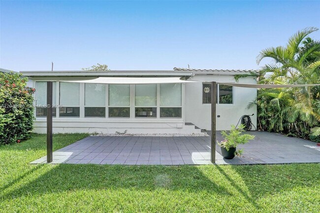 Building Photo - 9040 Carlyle Ave