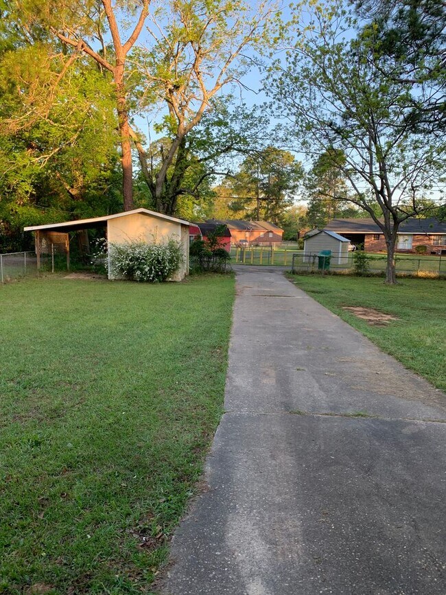 Building Photo - 2426 Whispering Pines Cir