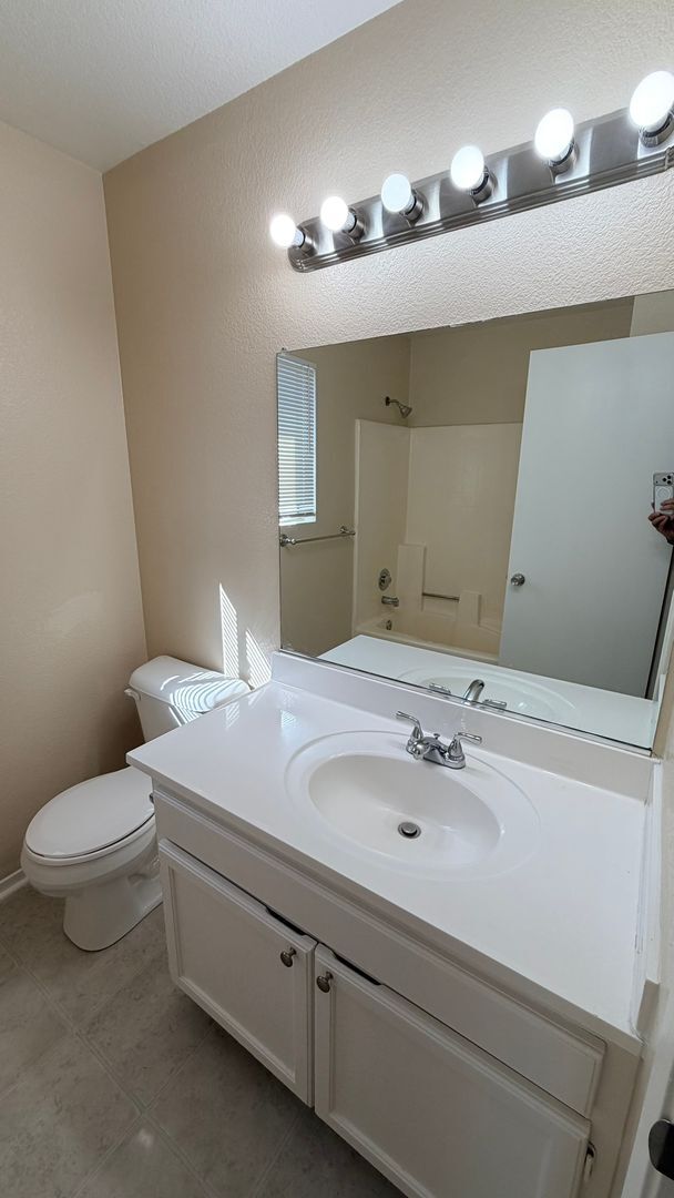 Building Photo - Oakley beautiful 3 bedroom 2 bath w/vaulted ceilings & much more