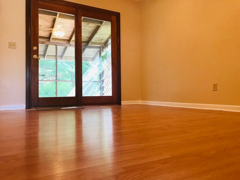 Dining room-main level - 109 Geronimo Dr