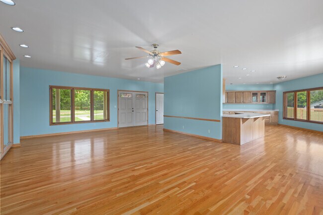 Building Photo - 1221 Hawthorne Ln