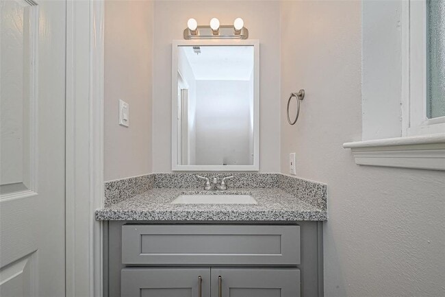 Building Photo - 318 Pine Manor Dr