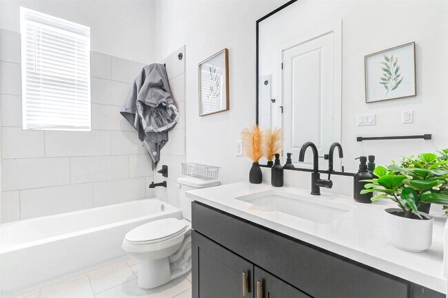 Building Photo - 334 Eastwood St