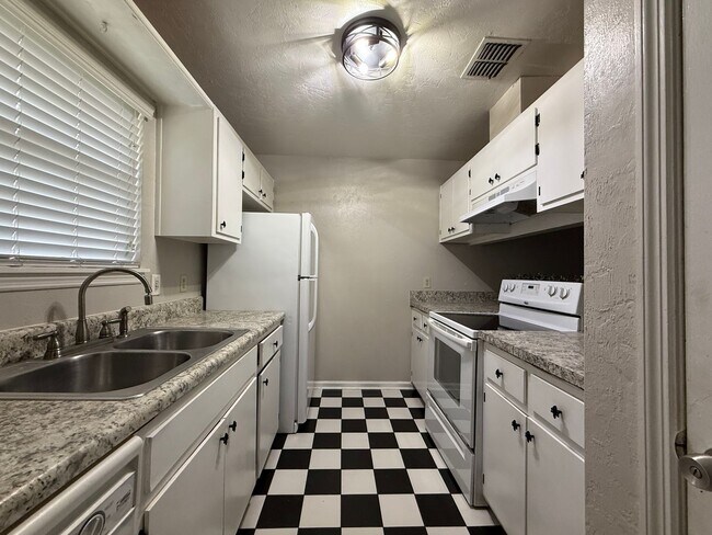 Building Photo - Brewster Estates unit avail NOW!!!