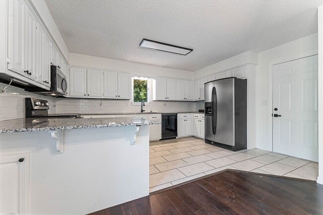 Building Photo - 7 Whitwick Ln