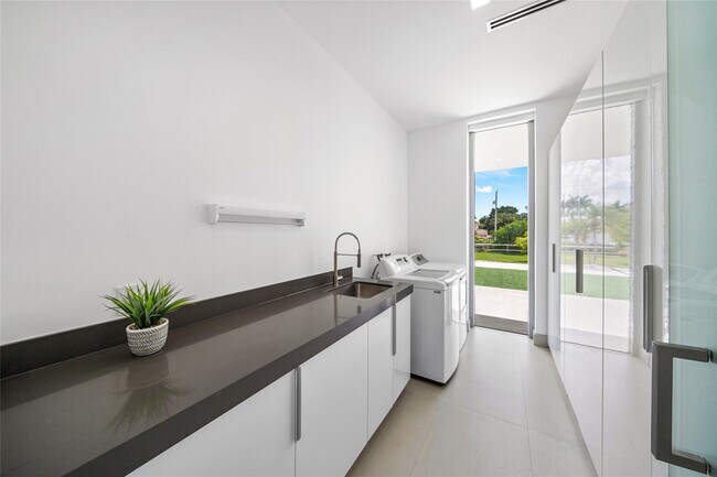 Building Photo - 17250 SW 52nd Ct