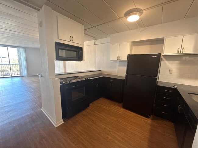 Building Photo - 5400 Memorial Dr