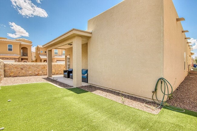 Building Photo - Beautiful 3 bed-2 baths with Casa Club/Gym...