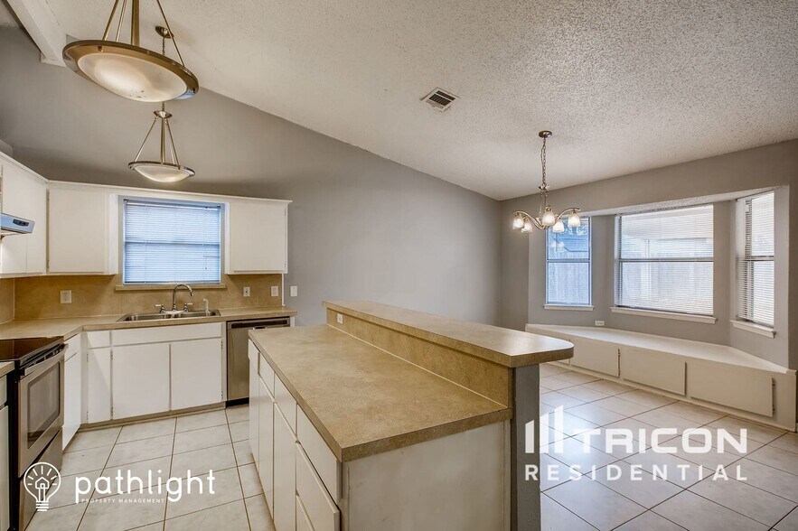 Building Photo - 5705 Teal Ridge Dr