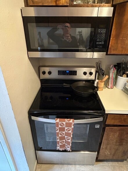 kitchen with stainless steel appliances - 702 Cross Timbers Dr