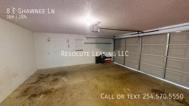 Building Photo - 8 E Shawnee Ln