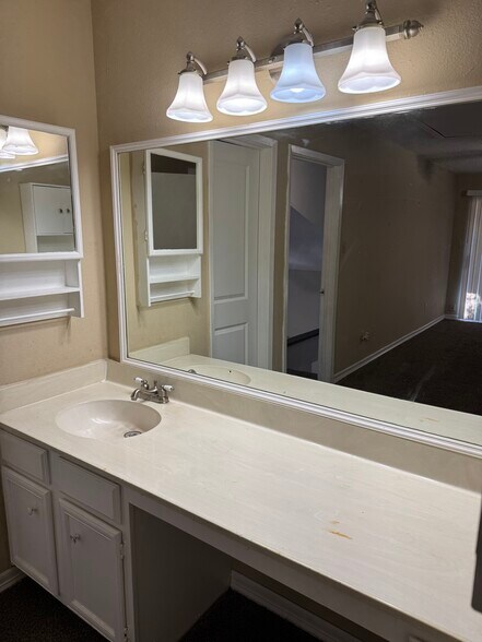 Building Photo - 3923 Tanglewilde St