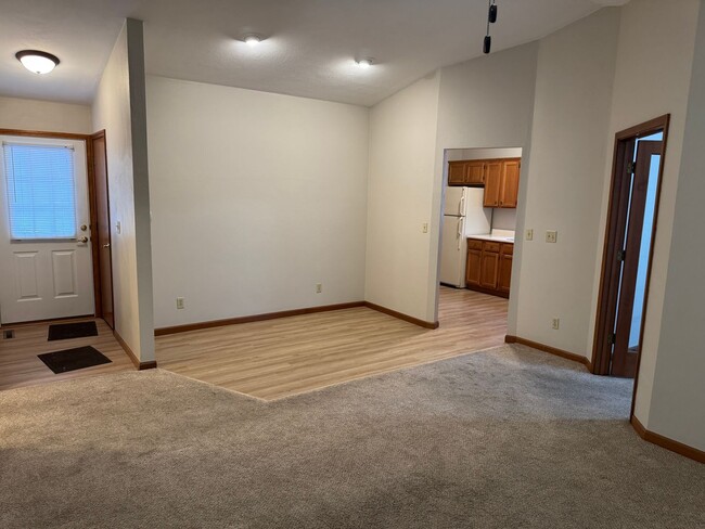 Building Photo - Awesome West Side Duplex!