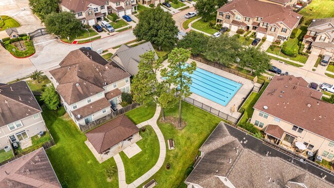 Building Photo - 16030 Summerville Lake Dr