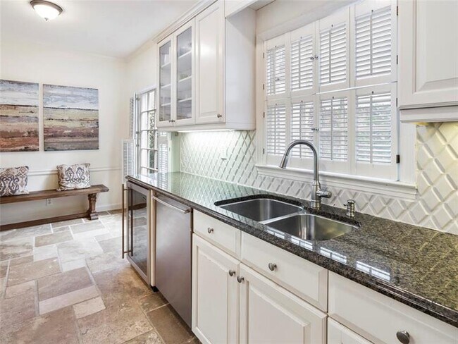 Building Photo - 1872 Wycliff Rd NW