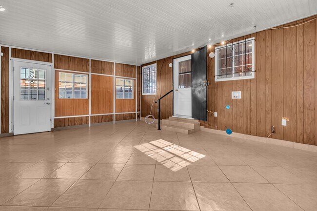 Building Photo - 1239 W Carlton Pl