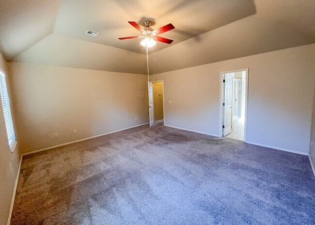 Building Photo - $1000 OFF FIRST MONTHS RENT | Wonderful layout in Fenwick Garden Village!