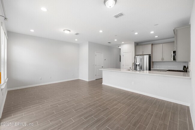 Building Photo - 243 Pine Bluff Dr