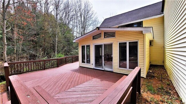 Building Photo - 52 Medallion Rd