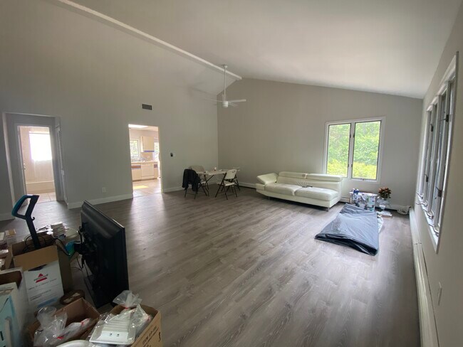 Primary Photo - 2074 Motor Pky