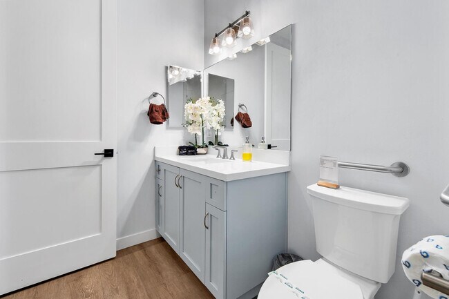 Building Photo - 717-21 Island Ct