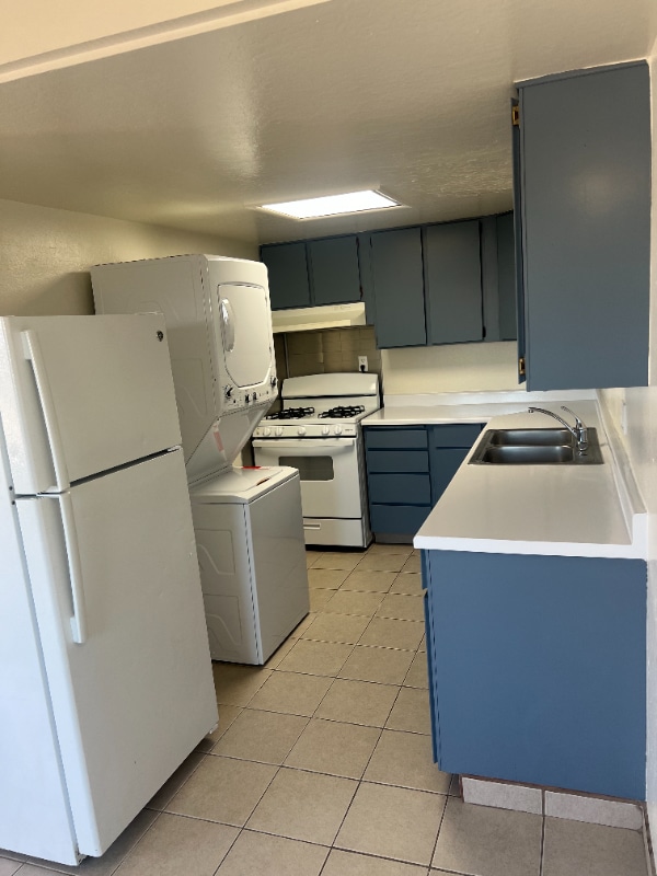 Building Photo - 240 Holly St