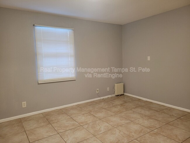 Building Photo - 402 W Amelia Ave