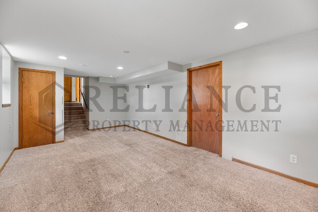 Building Photo - 533 S Westview Dr