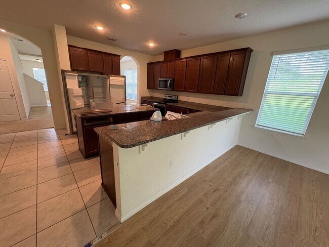 Building Photo - 5 bedroom 3.5 Bath House on Oakland Trails, Easy Turnpike Access No Rear Neighbors