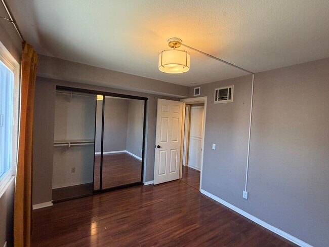 Building Photo - 2828 Famosa Blvd