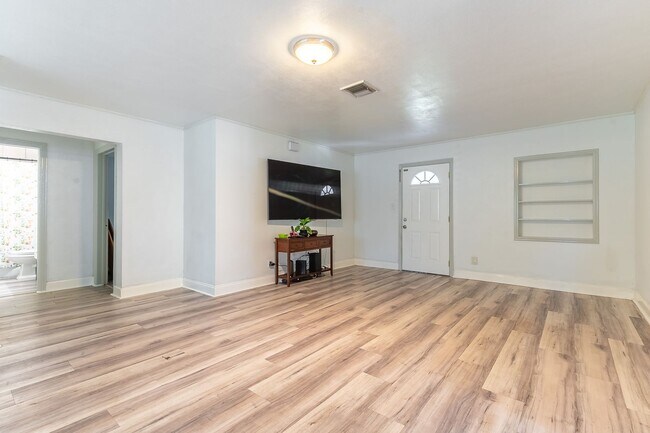 Building Photo - Spacious, Pet Friendly, 2 Bed Home with La...