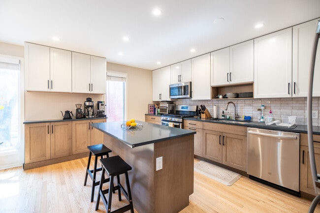 Building Photo - 1829 N Dayton St